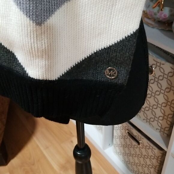 Michael Kors Women Scarf LOGO Knit Wool Blend Stripped Zigzag Gray White Black - Picture 5 of 9